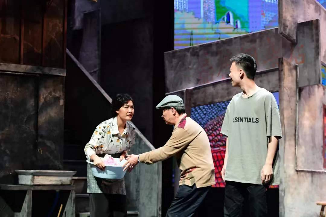 
上海颛桥老街旧改故事被搬上舞台 演员都是“颛桥黎民”【星空官方网站】(图2)