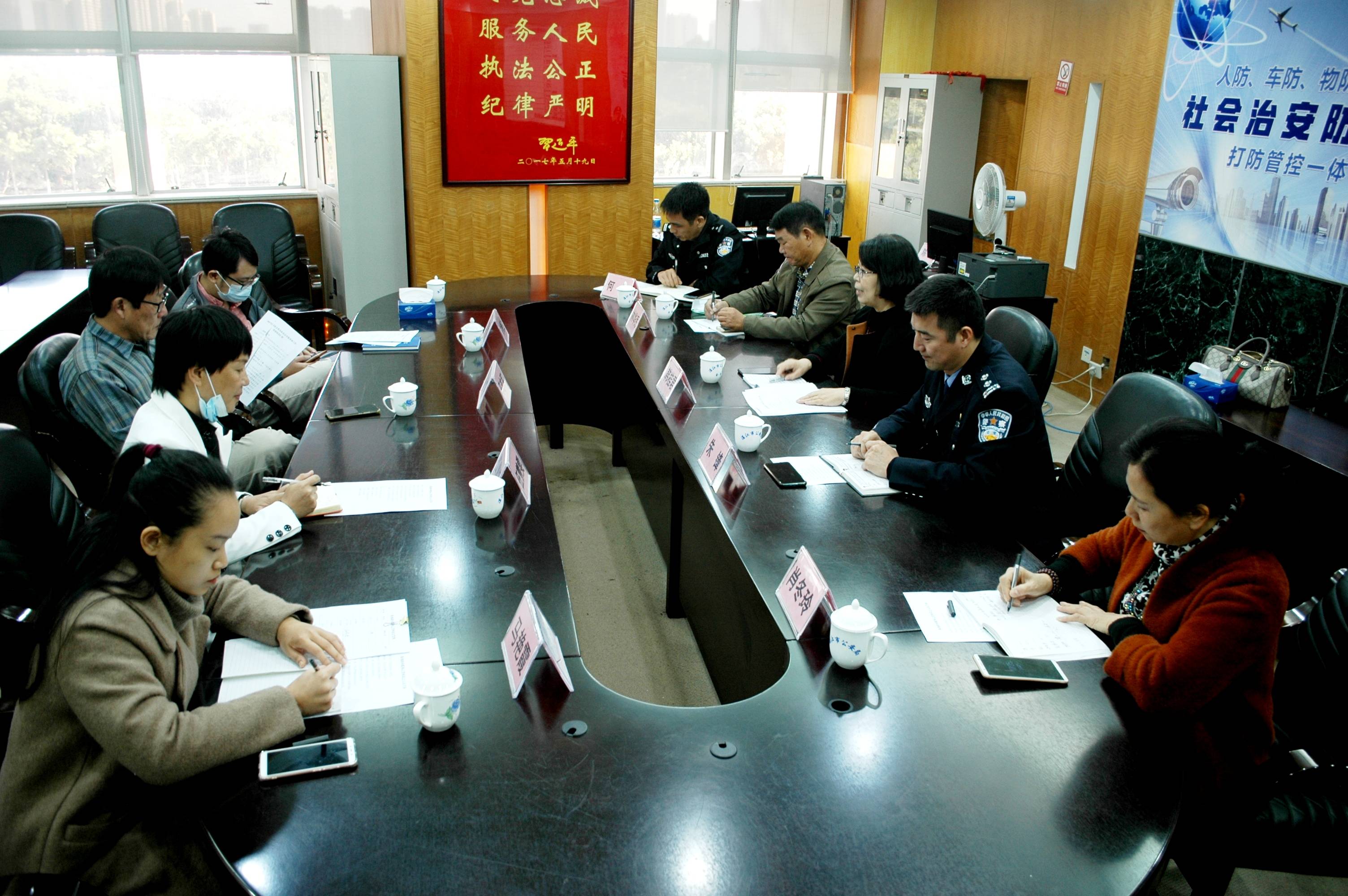 
湛江：依托媒体高效为临危不惧者宣传 营造学英雄祟尚英雄良好气氛！_星空app官网(图1)