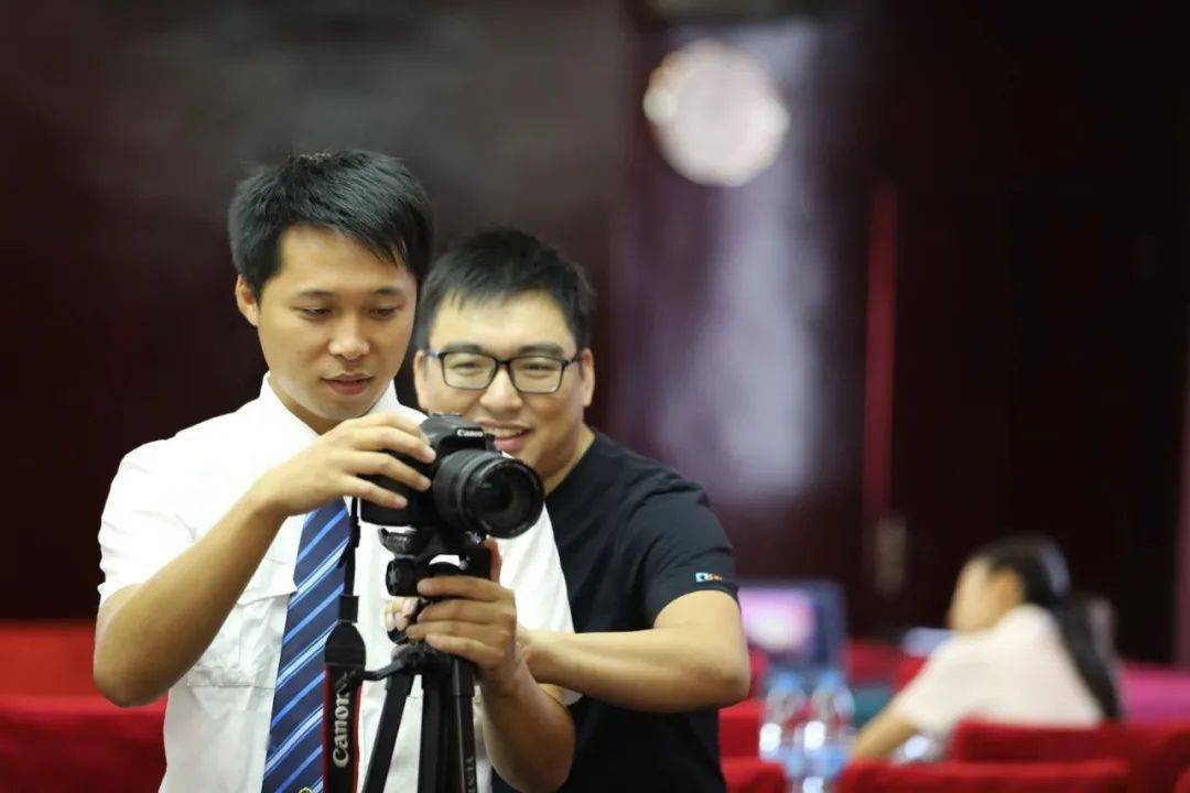 ‘星空app官方网页’
尺度化融媒体事情室示范点丨梧州车务段融媒体事情室(图5)